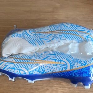 New! Men’s Blue and‎ White Graphic Soccer Cleats Size 8.5 (39)